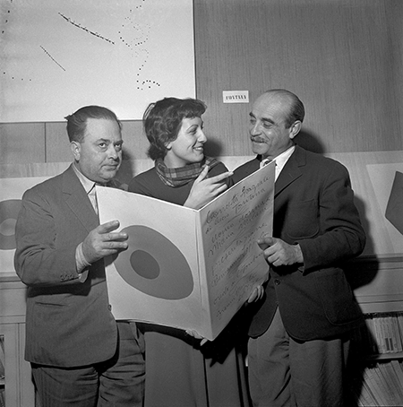 179617_FIG 1: Beniamino Joppolo, Milena Milani and Lucio Fontana at the Arte Spaziale Exhibition at Galleria del Naviglio, Milan, 1952. Image: Farabola / Bridgeman Images